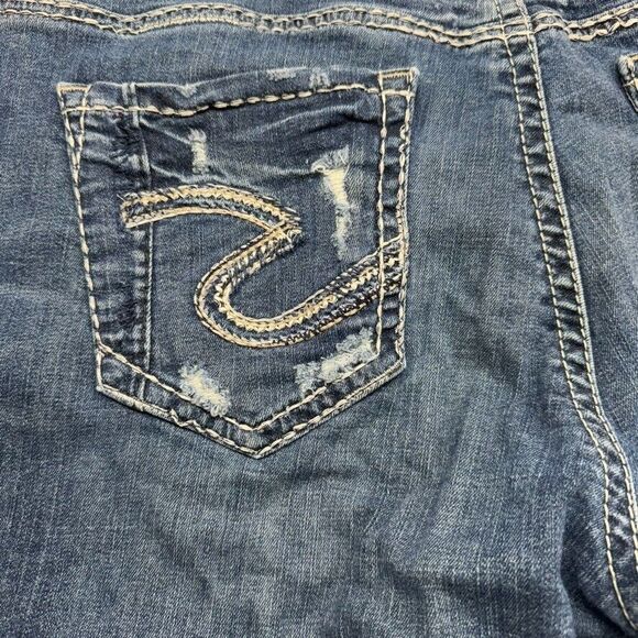 Silver Women's Suki Capri Jeans Size 18/L 22 1/2 Dark Wash Mid Rise Distressed - Picture 8 of 15